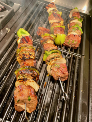 Sirloin Steak Kebabs with Green Peppers, Mushrooms and Onions