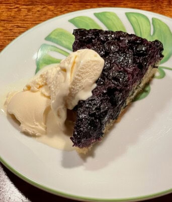 GAIL SIMMONS’ BUMBLEBERRY UPSIDE DOWN CAKE GOES BLUE!